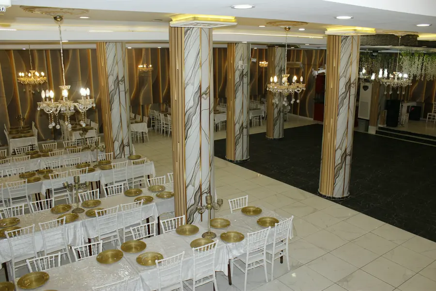 Salonun girişinden dans alanına bakış