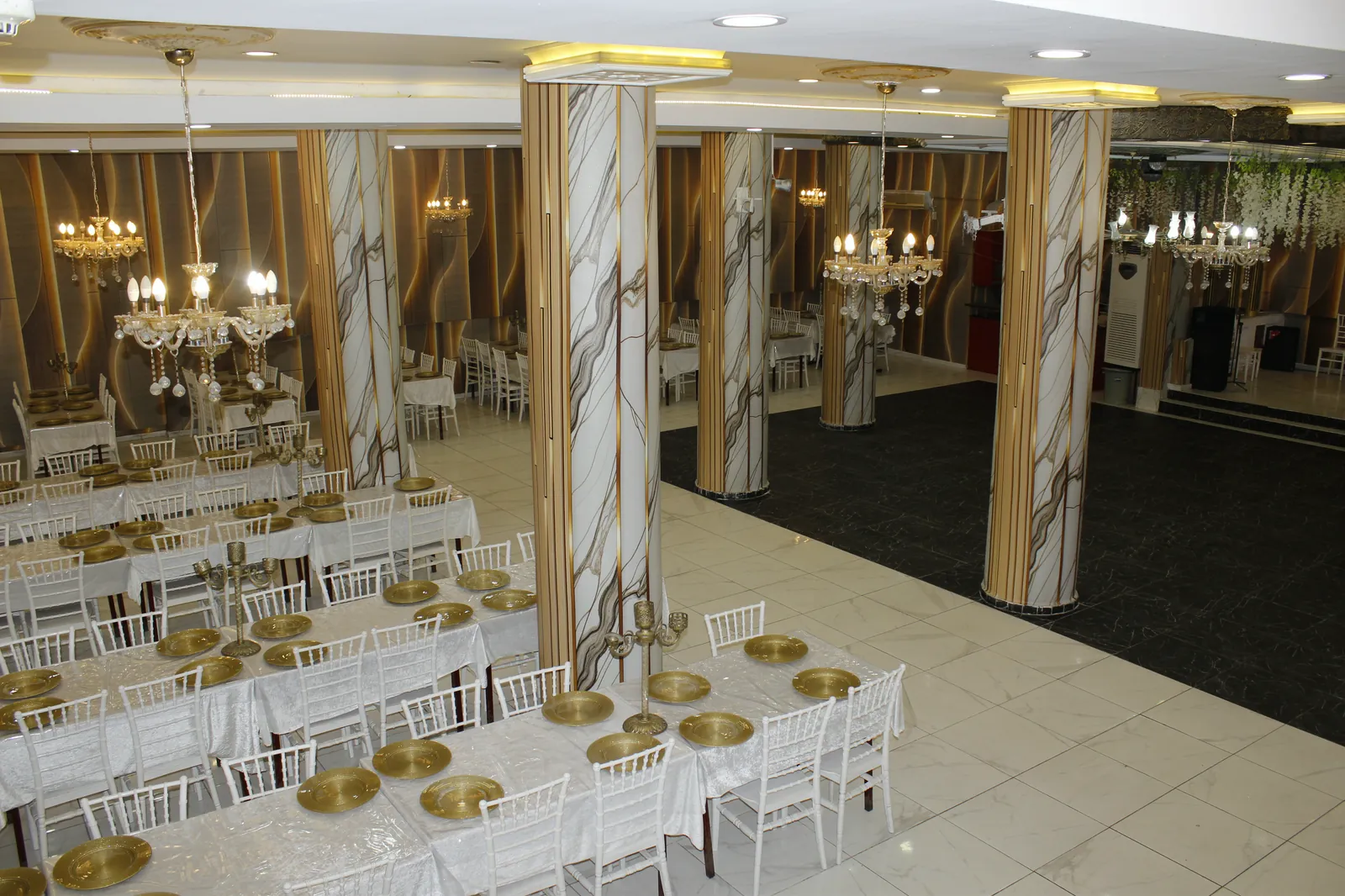 Salonun girişinden dans alanına bakış