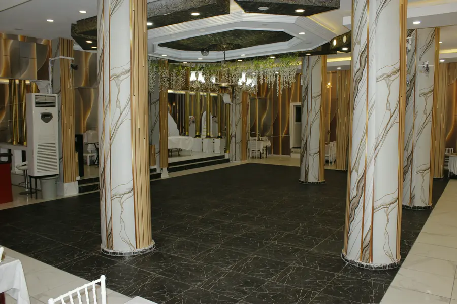 Mermer sütunlar arasında koyu granit dans alanı