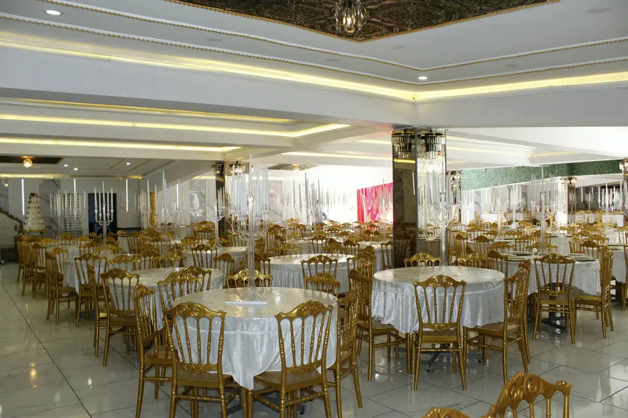 Salonun kristal aydınlatmaları altında masa düzeni