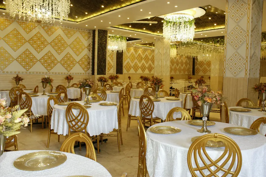 Altın baklava desenli duvarlar önünde masalar