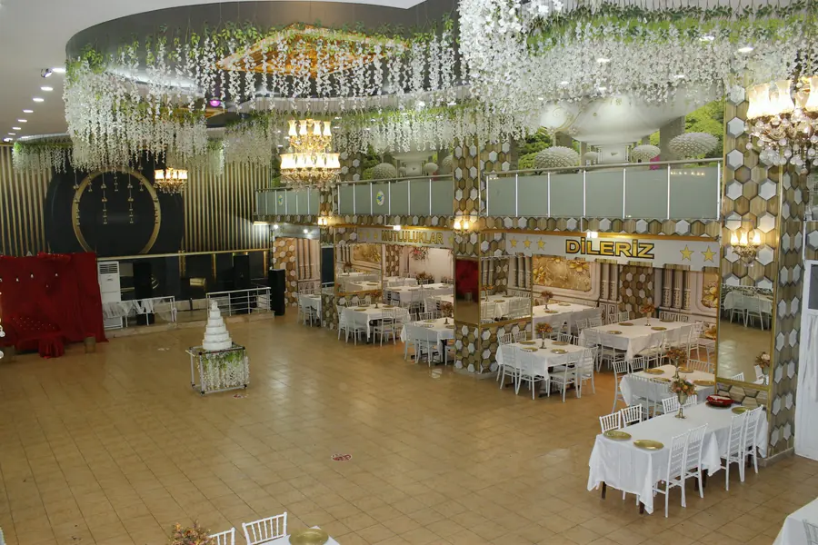 Tavandan dökülen çiçekler altında salon görünümü